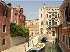 Ein Kanal in Venedig